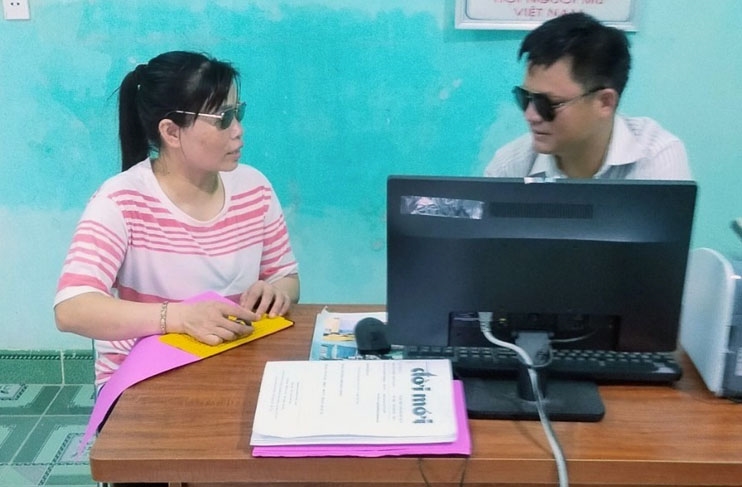 Anh Voòng A Nhì và chị Cao Thị Hường tại trụ sở làm việc Hội Người mù huyện Đầm Hà. Ảnh chụp trước tháng 4-2021.